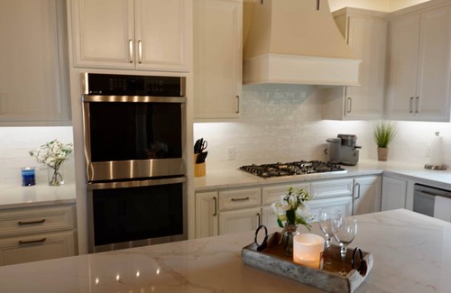 Streetman House | Luxury Lakehouse with Stunning Sunsets, a Private Spa, Home Gym, Gameroom & More