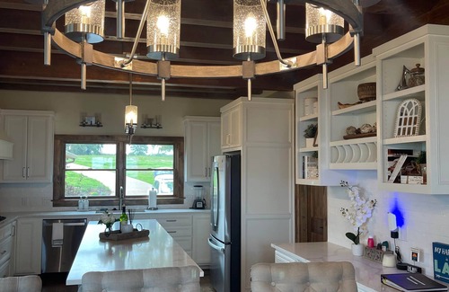 Streetman House | Luxury Lakehouse with Stunning Sunsets, a Private Spa, Home Gym, Gameroom & More