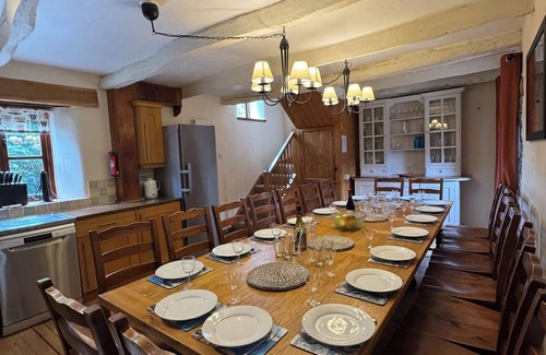 Callington Cottage | Luxury Lakeside Cottages sleeps up to 19 with fishing & hot tubs