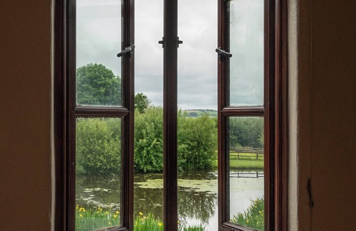 Callington Cottage | Luxury Lakeside Cottages sleeps up to 19 with fishing & hot tubs