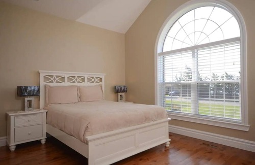 Carrying Place House | Luxury Lakeview Villa: Gateway to Winery Paradise