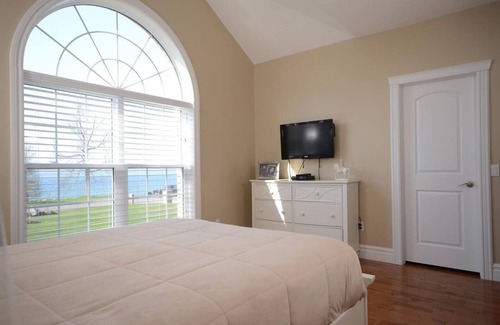 Carrying Place House | Luxury Lakeview Villa: Gateway to Winery Paradise
