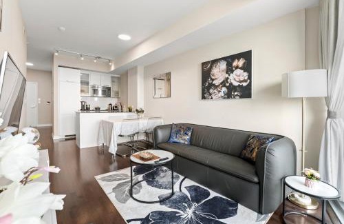 Toronto Entertainment District Apartment | Luxury Lakeview Downtown Condo, CN Tower, Rogers Center, Scotia Arena, Lake View with Free Parking