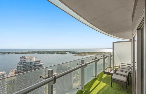 Toronto Entertainment District Apartment | Luxury Lakeview Downtown Condo, CN Tower, Rogers Center, Scotia Arena, Lake View with Free Parking