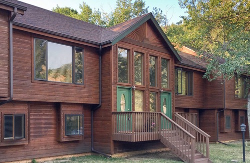 Estes Park Condo | “Luxury Living by the River: Embrace Comfort, Surrounded by Wildlife. 2B2Bcondo