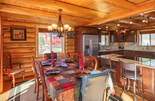 Twin Creek Village Cabin | Luxury Lodge, 3 Bdrm Suites, Mtn Views of Nat’l Forest