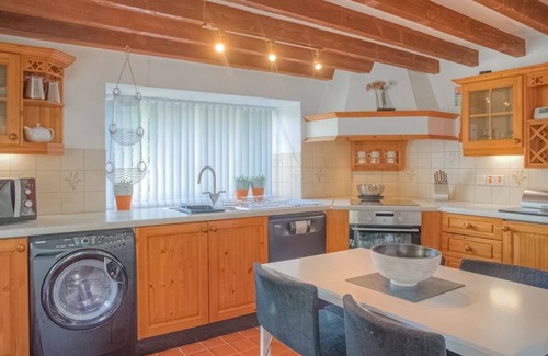 Tan-y-groes Ski Chalet | Luxury lodge with a modern open-plan living space.