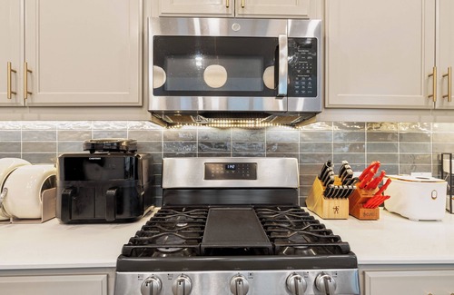 Travis County House | Luxury Lofthouse 4-bedroom with Games/Baby Crib/and Free Parking Space