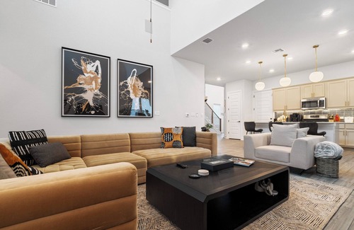 Travis County House | Luxury Lofthouse 4-bedroom with Games/Baby Crib/and Free Parking Space