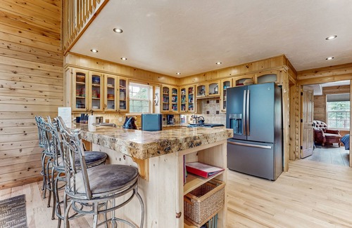 San Juan River Village Cabin | Luxury log cabin with wraparound deck and gorgeous views/Dog-Friendly