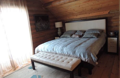 Grey Highlands Cottage | Luxury Log Cottage & Sauna On Private Trout Lake