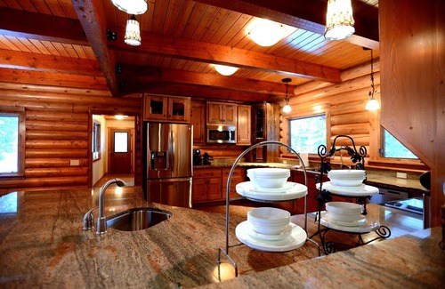 Whitefish House | Luxury Log Home: 2 King Suites, HOT TUB, Fire Pit near Skiing + ALL Winter Fun