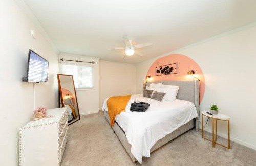 West End Apartment | Luxury Midtown 2BR Family Suite Sleeps 8 guests with Private Balcony and Optional Parking Walk to Parthenon & Vanderbilt Near Broadway