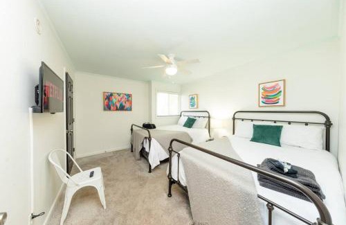 West End Apartment | Luxury Midtown 2BR Family Suite Sleeps 8 guests with Private Balcony and Optional Parking Walk to Parthenon & Vanderbilt Near Broadway