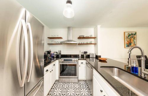 West End Apartment | Luxury Midtown 2BR Family Suite Sleeps 8 guests with Private Balcony and Optional Parking Walk to Parthenon & Vanderbilt Near Broadway