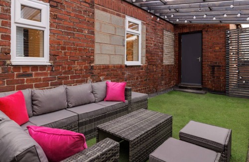 Liverpool Apartment | Luxury Mirror Party Pad!
