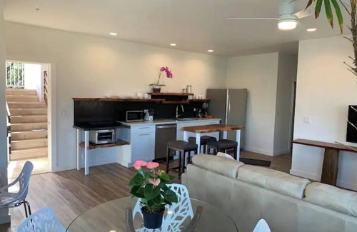 Historic Kailua Village Apartment | Luxury Modern/AC/5 STAR LOCATION/WALK 2 BEACH