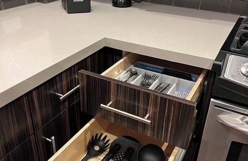 Valencia Condo | Luxury Modern Condo w/PS5, BOSE sound, UltraFast WiFi, Kingbed+Sofabed+65' Tv's