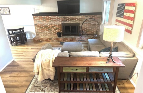 Herndon House | Luxury Modern Herndon Retreat w/Hot Tub – Minutes from Dulles & Reston.