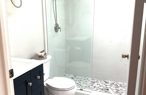 Herndon House | Luxury Modern Herndon Retreat w/Hot Tub – Minutes from Dulles & Reston.