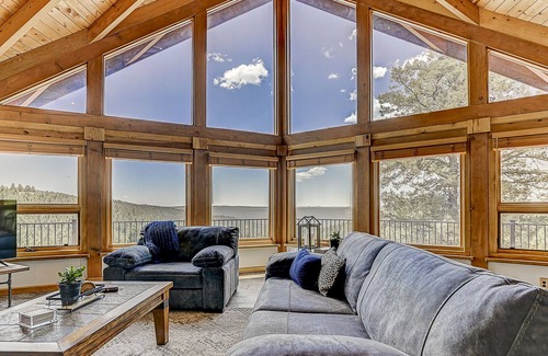 Woodland Park Cabin | Luxury Mountain Getaway: Hot Tub, Views, & Colorado Family Fun - Pikes Peak!