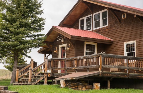 Wilsall Cabin | LUXURY MOUNTAIN RETREAT! Cabin at the base of the Crazy Mountains