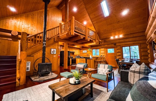 Warnick Cabin | Luxury Mt Baker Log Home with Fireplace, Outdoor area, & Chefs Kitchen.