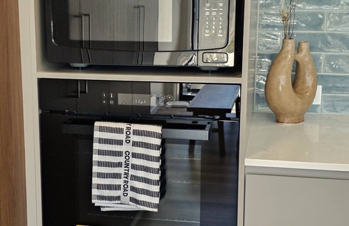 Pearce House | Luxury new 4bedrm Townhouse with 2 cars garage, Wifi, Woden CBD