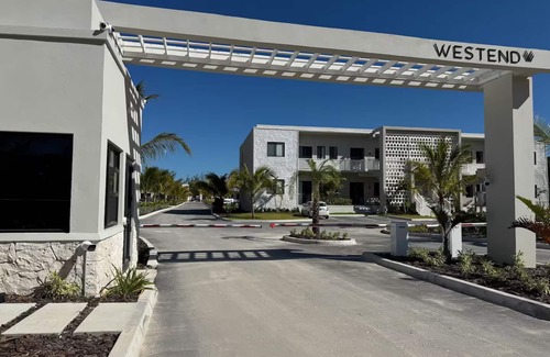 Westwind Condo | Luxury new build - 2bd+den - Gated - Pool, Gym and Beach access - Up to 6 people
