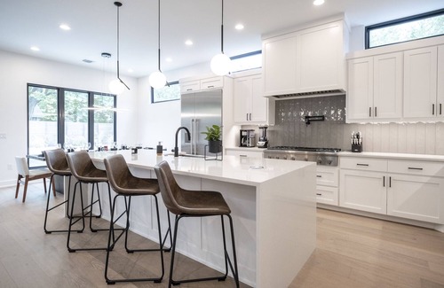 Galindo House | Luxury New Build, Private Pool and Spa, Sleeps 10 all King, 4 min to Dt