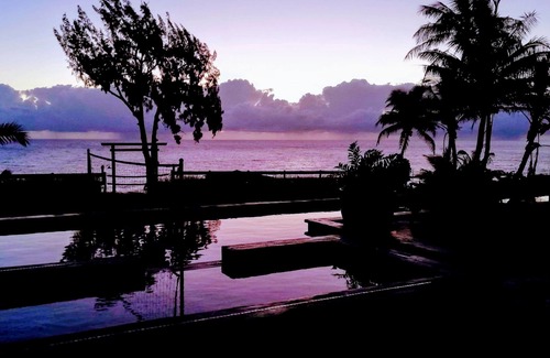 Hakalau House | Luxury Oceanfront B-n-B Suite Gated Cliffside Estate - Banyan - Beach 10m walk