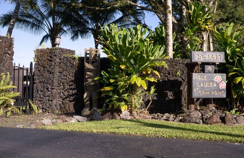 Hakalau House | Luxury Oceanfront B-n-B Suite Gated Cliffside Estate - Banyan - Beach 10m walk