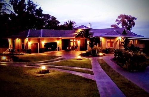 Hakalau House | Luxury Oceanfront B-n-B Suite Gated Cliffside Estate - Banyan - Beach 10m walk