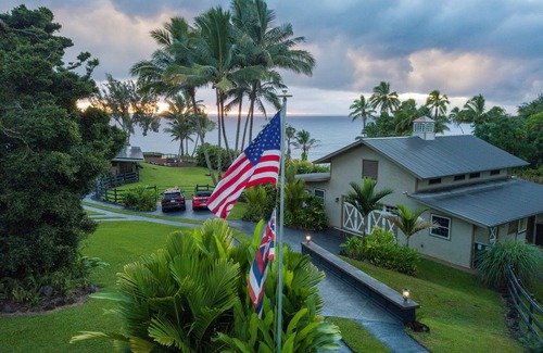 Hakalau House | Luxury Oceanfront B-n-B Suite Gated Cliffside Estate - Banyan - Beach 10m walk