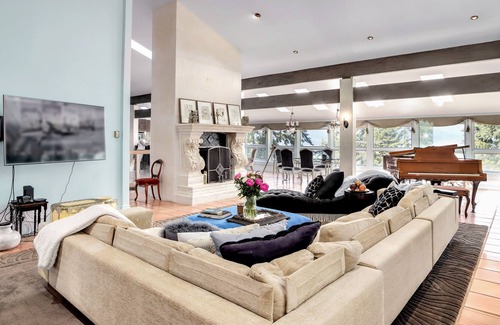 Lions Bay House | Luxury oceanview entertainment home by skiing, hiking 5 min to beach