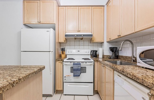 Downtown Mississauga Condo | LUXURY ONE BEDROOM CONDO NEAR SQUARE ONE / PAKING