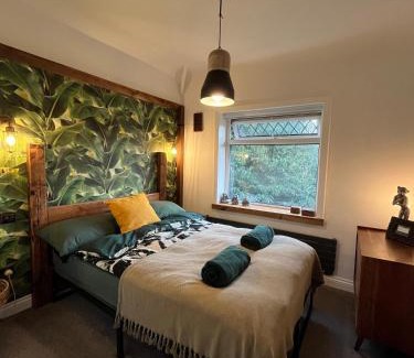 Liverpool House | Luxury Oriental Home with Exotic Garden & Free Parking