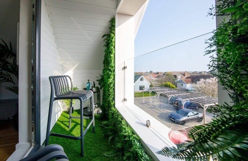 East Wittering Apartment | Luxury Penthouse ~ Super King Bed, 5 min to Beach