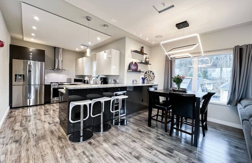 Lair Hill Condo | Luxury Penthouse: Panoramic City, Mountain & River Views with Office & Parking