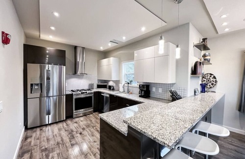 Lair Hill Condo | Luxury Penthouse: Panoramic City, Mountain & River Views with Office & Parking