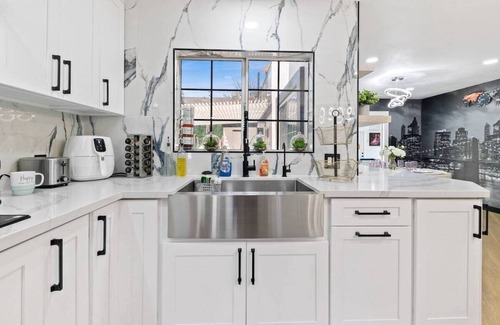 Rosemead House | Luxury Poolside Getaway Villa 5BR/4Baths