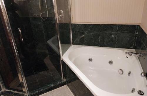 Surfers Paradise Hotel | Luxury Privately Owned Ocean View Studio O4KS Gold Tower