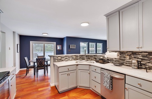 Blakeslee House | Luxury Rerteat , Hot Tub, Jacuzzi, Theater, Fire Pit, near Lake & Ski