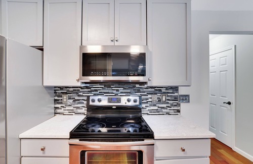 Blakeslee House | Luxury Rerteat , Hot Tub, Jacuzzi, Theater, Fire Pit, near Lake & Ski