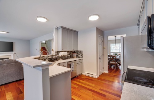 Blakeslee House | Luxury Rerteat , Hot Tub, Jacuzzi, Theater, Fire Pit, near Lake & Ski