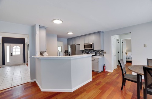 Blakeslee House | Luxury Rerteat , Hot Tub, Jacuzzi, Theater, Fire Pit, near Lake & Ski