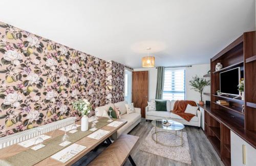 Failsworth House | Luxury Retreat For 10 - Short Lets & Serviced Accommodation Manchester With Hot Tub and Spacious Garden