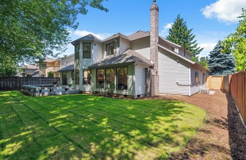 Wilkes East House | Luxury Retreat - NEW 4 BED/3 BATH Home close to Airport