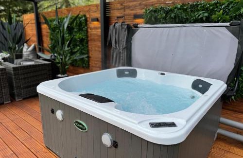 Aldborough Apartment | Luxury Retreat with Private Hot Tub