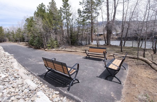 Silverthorne Condo | Luxury Riverside Condo 5 minutes off I70. Two king beds, well equipped kitchen.